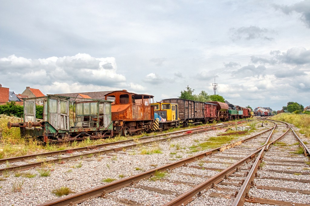 HDR urbex trein train chemin de fer Junkyard urban graffiti oldtimer junk decay vervallen abandoned abondonne vandalisme